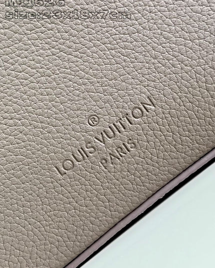 Louis Vuitton Messenger Bag M11626 - Grained Cowhide Leather
