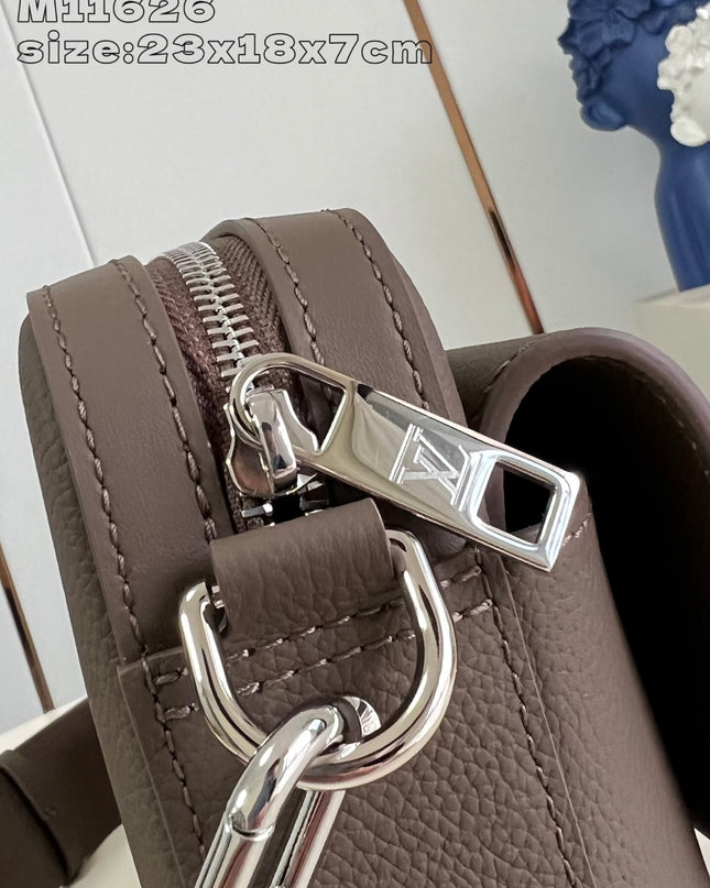 Louis Vuitton Messenger Bag M11626 - Grained Cowhide Leather