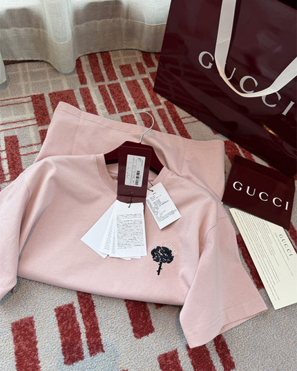 Gucci 2025SS Pink Rose Crest Embroidered T-Shirt – Top Version