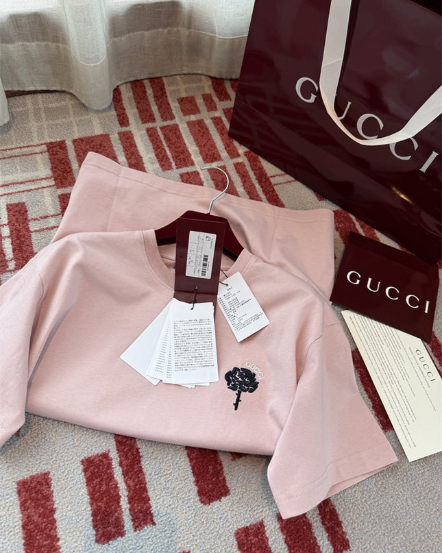 Gucci 2025SS Pink Rose Crest Embroidered T-Shirt – Top Version