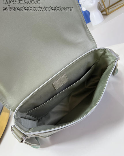Louis Vuitton District PM Messenger Bag M11593