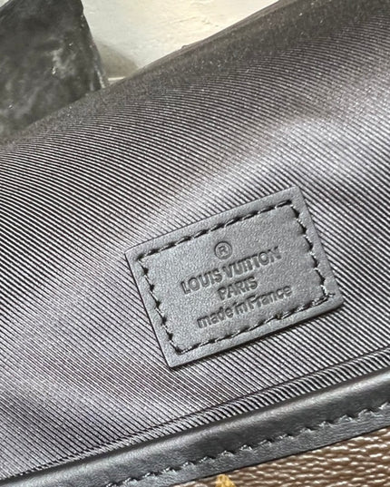 Louis Vuitton Magnetic Messenger Bag M45557