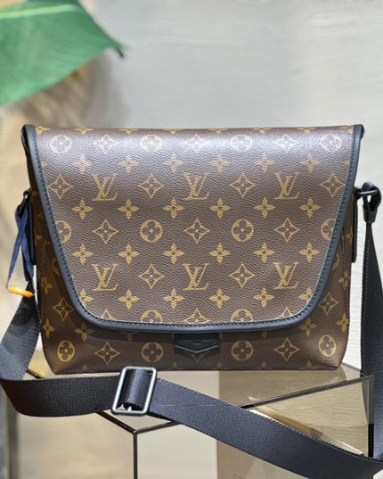 Louis Vuitton Magnetic Messenger Bag M45557