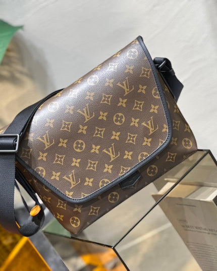 Louis Vuitton Magnetic Messenger Bag M45557