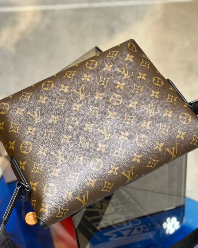 Louis Vuitton Magnetic Messenger Bag M45557