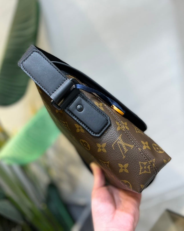 Louis Vuitton Magnetic Messenger Bag M45557