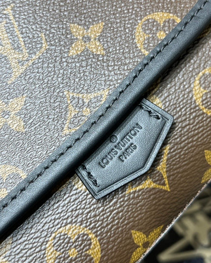 Louis Vuitton Magnetic Messenger Bag M45557