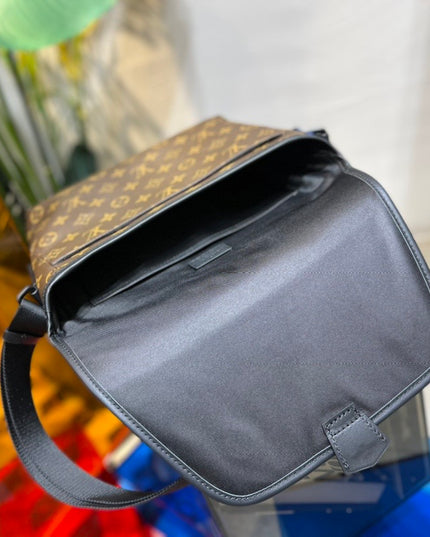 Louis Vuitton Magnetic Messenger Bag M45557