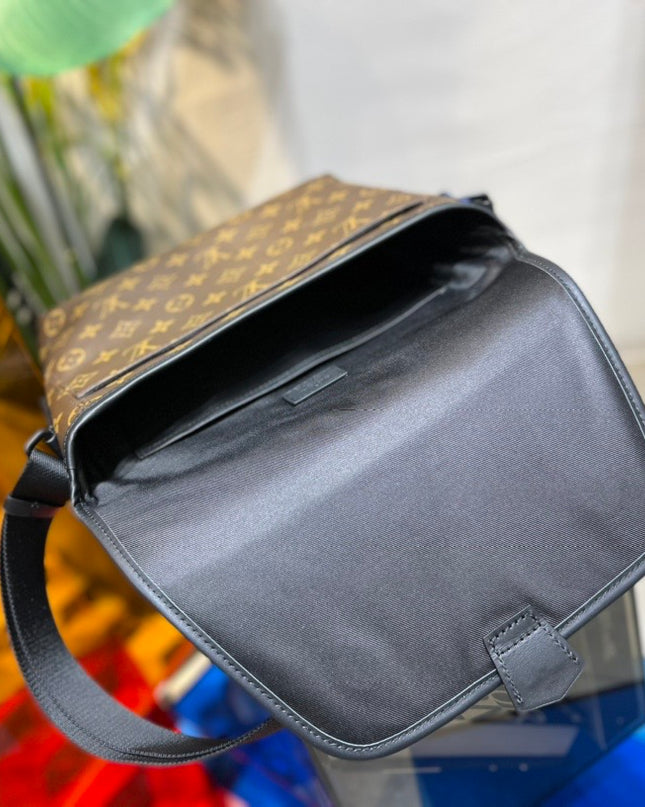 Louis Vuitton Magnetic Messenger Bag M45557