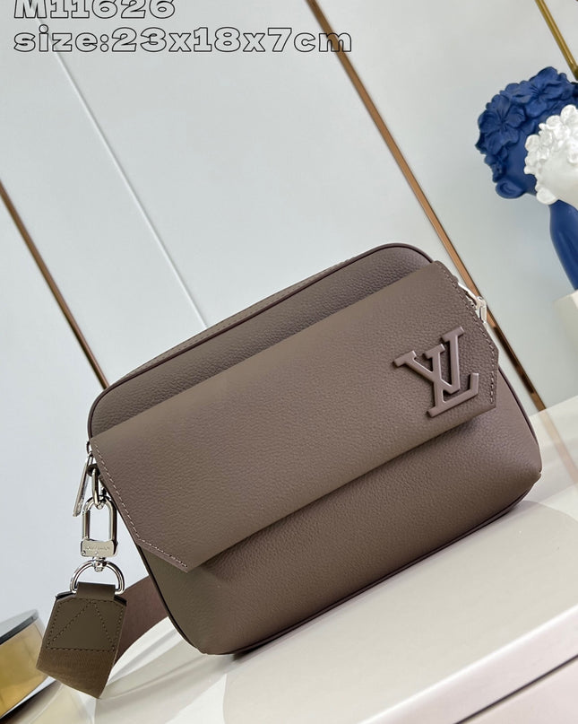 Louis Vuitton Messenger Bag M11626 - Grained Cowhide Leather