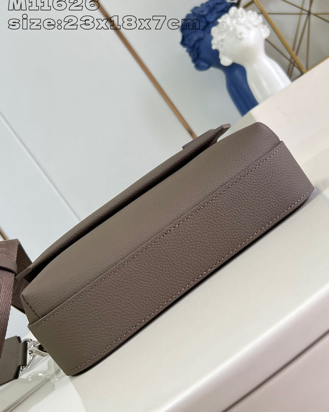 Louis Vuitton Messenger Bag M11626 - Grained Cowhide Leather